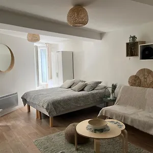 https://studio-30m2-rue-pietonne-coeur-de-hyeres.aixenprovencehotels.org